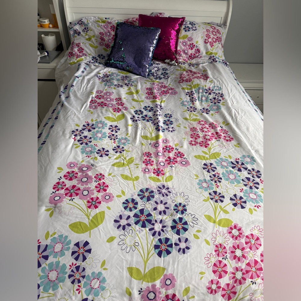 Double size comforter set, pillow shams